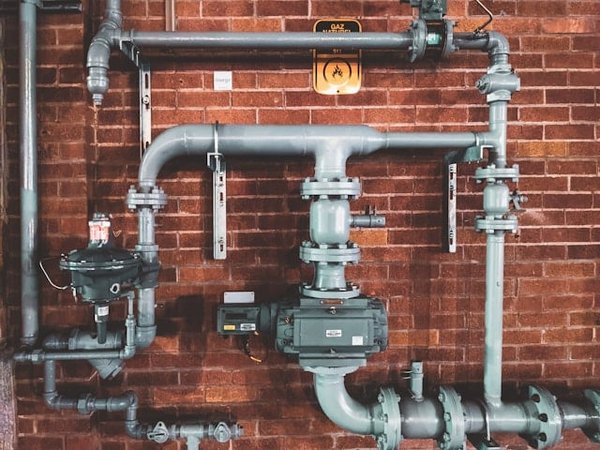 Comment isoler vos tuyaux efficacement et prévenir les dégâts du gel ?